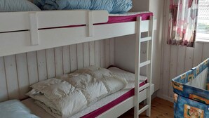 A bunk bed room with a window and curtains. - 4 Star Holiday Home in Hejls (Hejls)