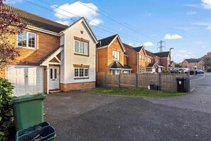 A residential street with houses, a garage, and a streetlight. - Applin House|5BR Contractor Stay|Parking WiFi (Bristol)