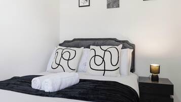 3 Schlafzimmer, Schreibtisch, Bügeleisen/Bügelbrett, Reisekinderbett