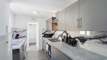 Coffee/tea maker, fridge, microwave, oven