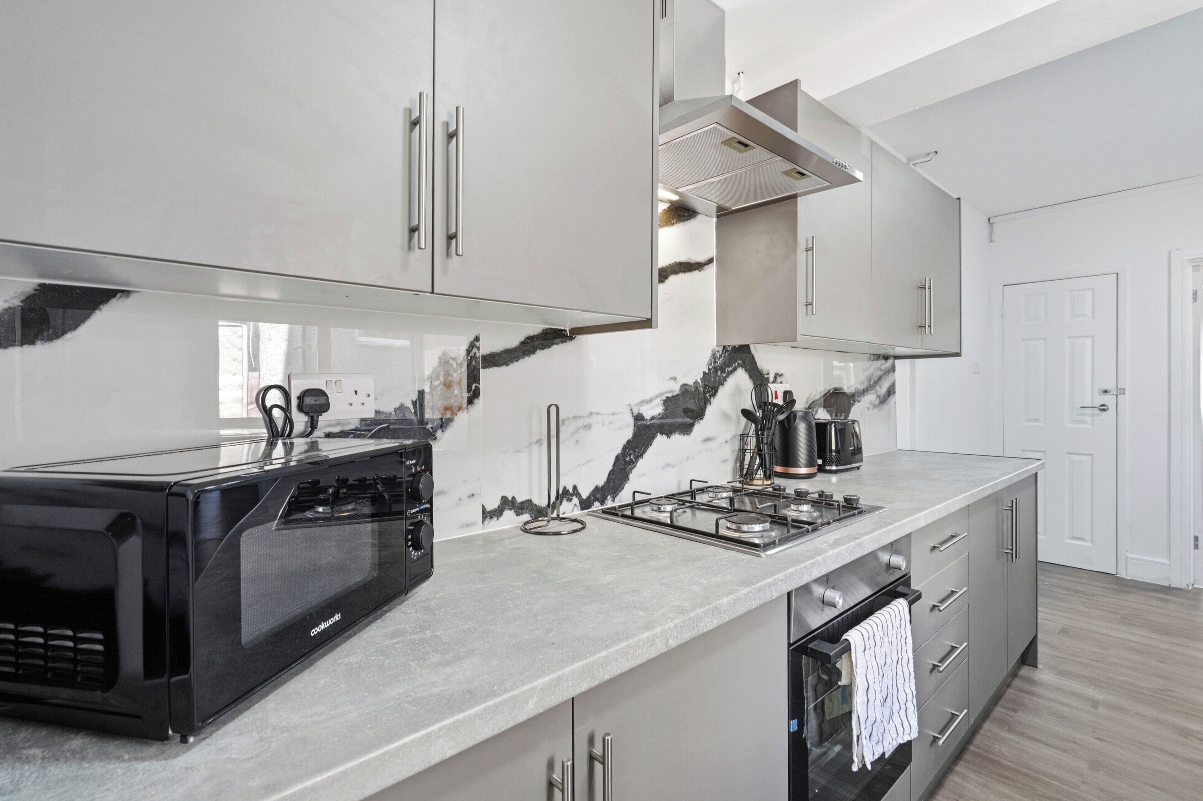 Coffee/tea maker, fridge, microwave, oven