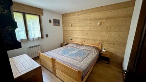 1 quarto, ferros/tábuas de passar roupa, roupa de cama
