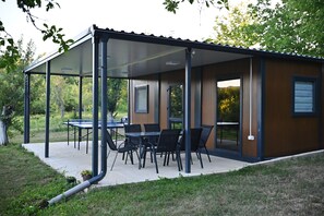 Outdoor dining - Charming 2-Bedroom Nature House in Maglajci with Scenic Views (Kozarska Dubica)