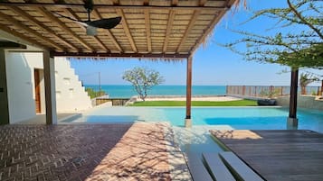 Una piscina cubierta