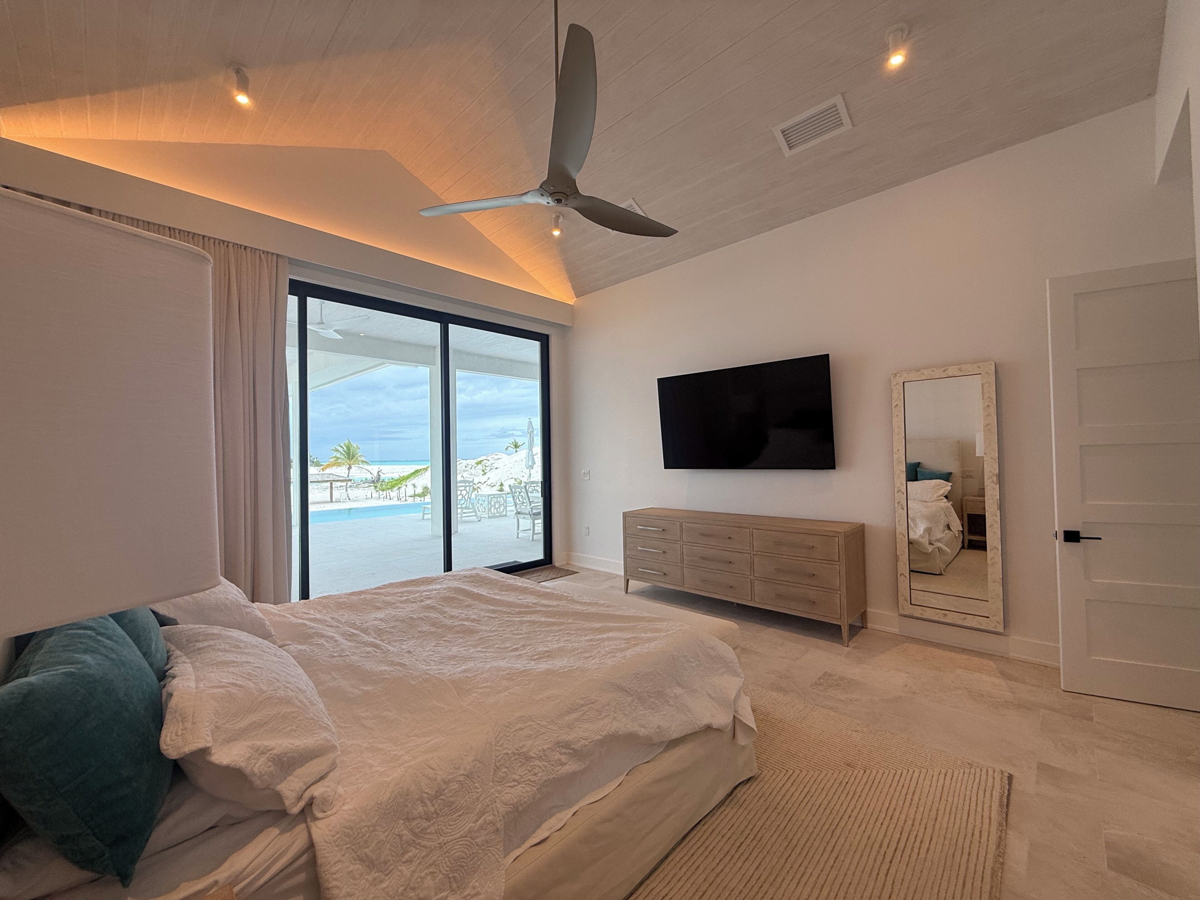 4 bedrooms, desk, iron/ironing board, WiFi (free)