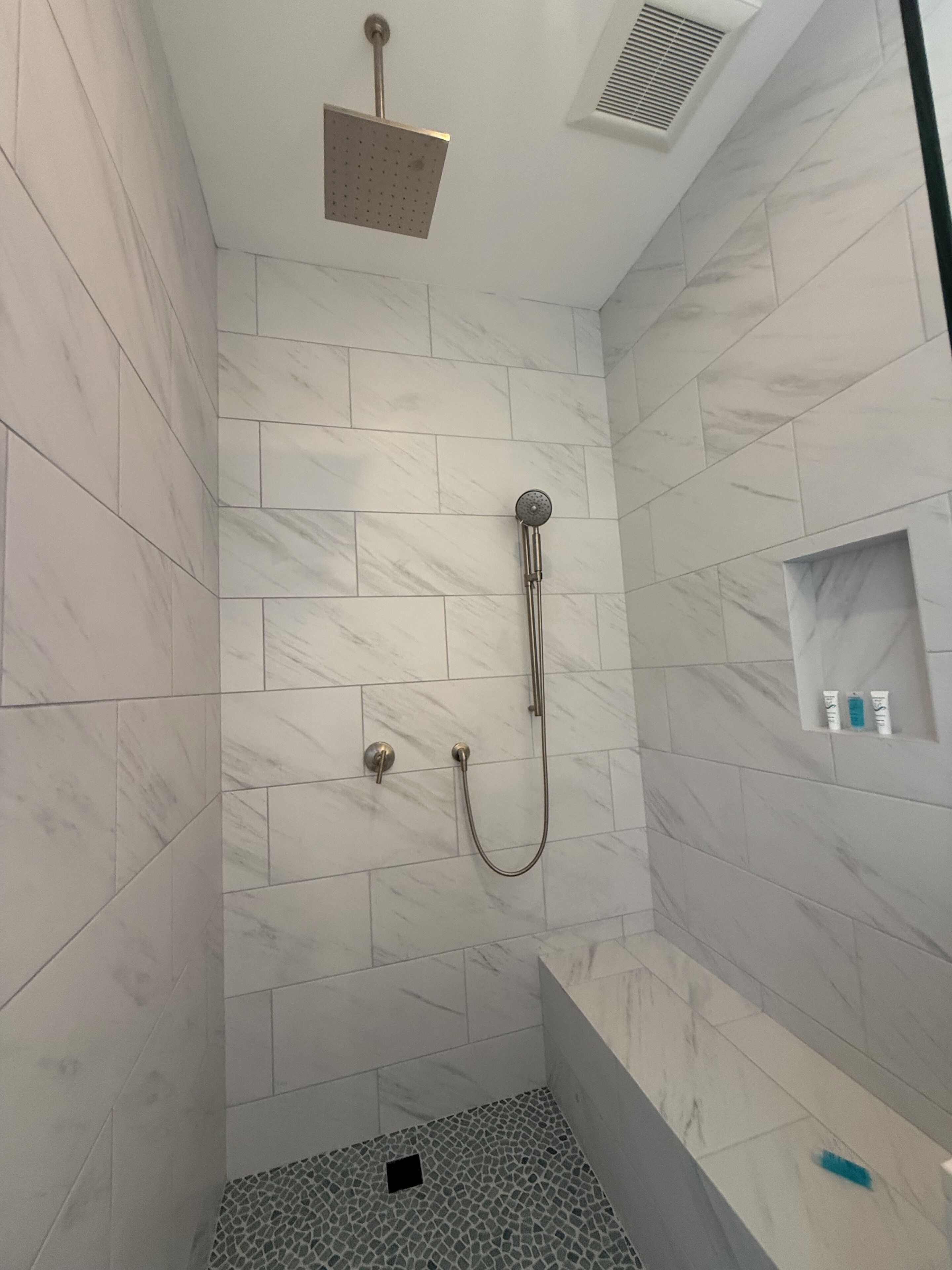 Dusche, umweltfreundliche Kosmetikartikel, Haartrockner, Bidet