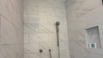 Dusche, umweltfreundliche Kosmetikartikel, Haartrockner, Bidet
