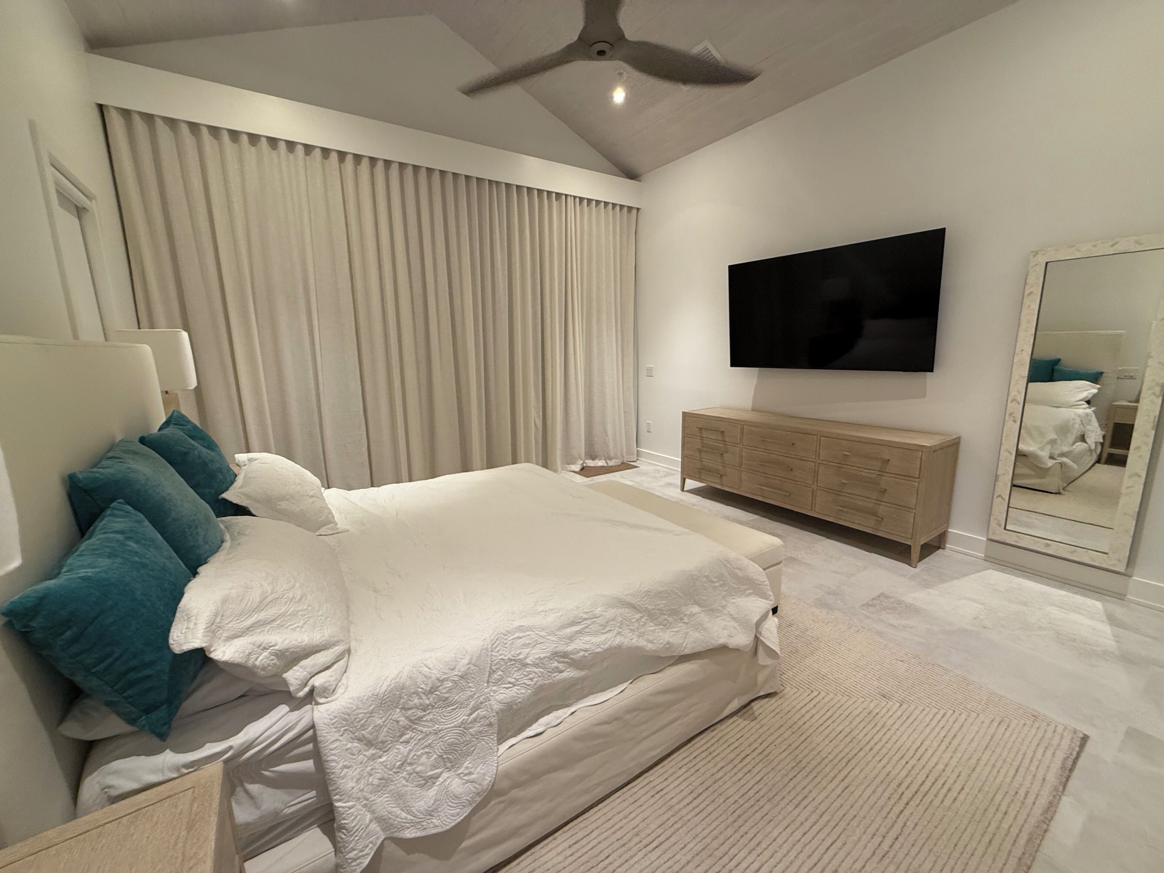 4 bedrooms, desk, iron/ironing board, WiFi (free)