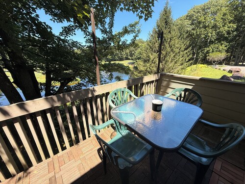 The Ultimate Split Rock Escape: Golf Views, Private Sauna & water views!