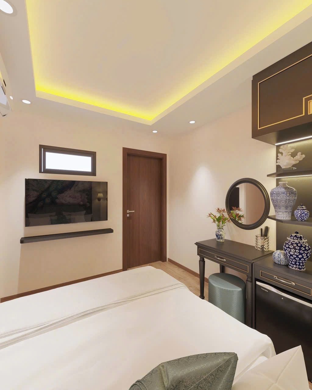 Habitación de hotel con cama, mesita de noche, cómoda, espejo y una obra de arte colgada en la pared.