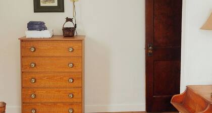 Cozy 4 bedroom cottage - central Northshore location!