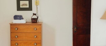 Cozy 4 bedroom cottage - central Northshore location!