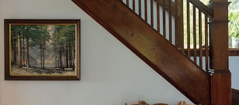 Cozy 4 bedroom cottage - central Northshore location!