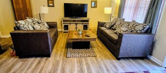 Easter Lilly's Place -charming 2 bedroom house near MSU and GTR airport 