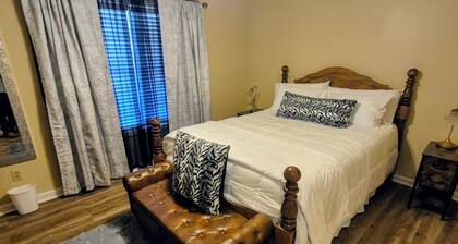 Easter Lilly's Place -charming 2 bedroom house near MSU and GTR airport