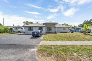 Exterior - Beautiful 5-bedroom house in tranquil West Park with AC (West Park)