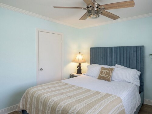 Beautiful 5-bedroom house located on the water canals near Universal Studios