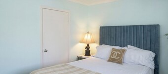Beautiful 5-bedroom house located on the water canals near Universal Studios