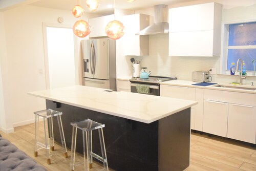 Beautiful 5-bedroom house located on the water canals near Universal Studios