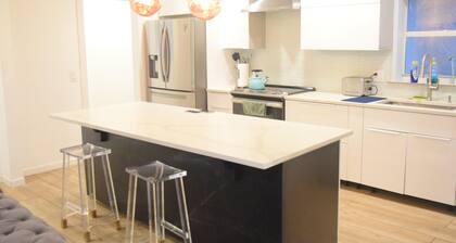 Beautiful 5-bedroom house located on the water canals near Universal Studios