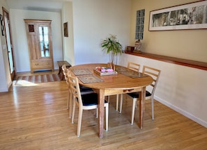 A dining area with a wooden table, chairs, and a bench. - Walk to The Barlow & Downtown  -  Bright 2BR/2BA Wine Country Retreat (Sebastopol)