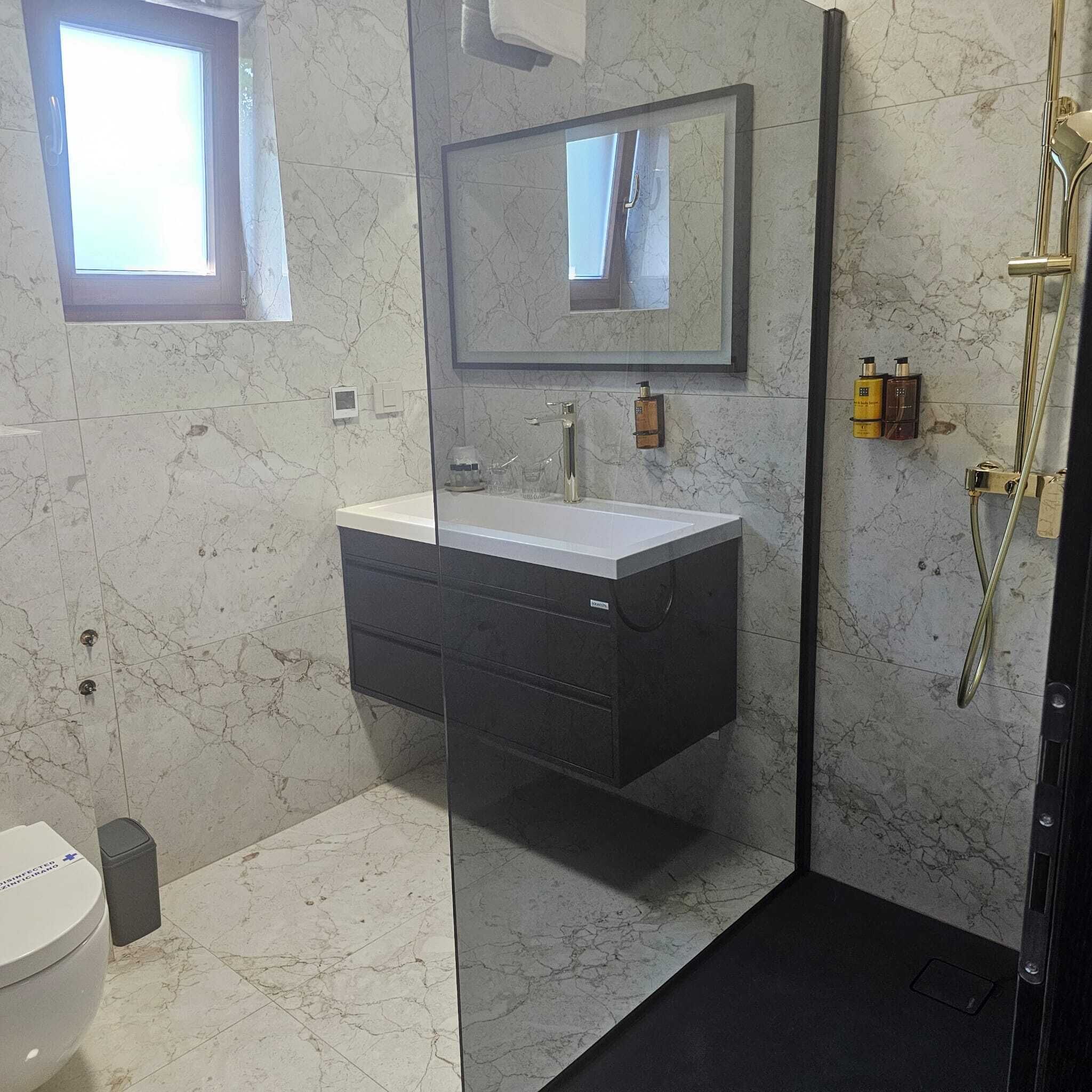 Douche, articles de toilette écologiques, sèche-cheveux