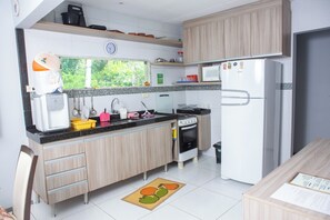 Private kitchen - Casa Jaqueira: Country house with pool 40 minutes from Recife (Paudalho)