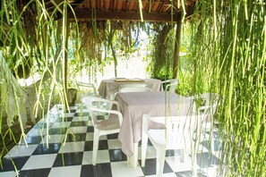 Outdoor dining - Casa Jaqueira: Country house with pool 40 minutes from Recife (Paudalho)