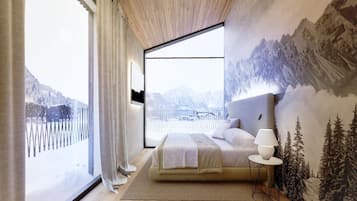 Ein Schlafzimmer mit großem Fenster, einem Bett, einem Nachttisch und einer Wandmalerei von einer Berglandschaft.
