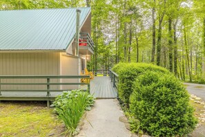 Terrace/patio - Cabin in the smokies, 30-mins away from Gatlinburg & Pigeon Forge-Pet Friendly (cosby)