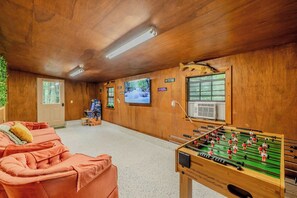 Game room - Cabin in the smokies, 30-mins away from Gatlinburg & Pigeon Forge-Pet Friendly (cosby)
