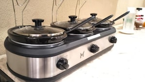 Une cuisinière en acier inoxydable dotée de quatre brûleurs et d’un panneau de commande.