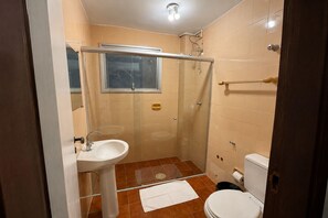 Phòng 2 giường đơn cơ bản | Phòng tắm | Buồng tắm vòi sen, khăn tắm, xà phòng, giấy vệ sinh