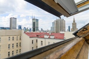 Eine Stadtansicht mit Hochhäusern, darunter ein markanter Wolkenkratzer mit Glasfassade.
