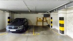 Un parking où une voiture est garée dans une place marquée du numéro 74.