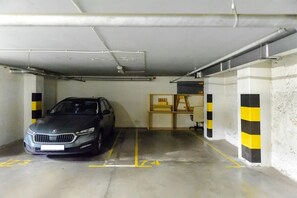 Eine Parkgarage, in der ein Auto in einem Feld mit der Nummer 74 steht.