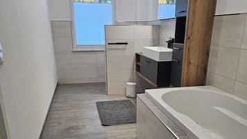 Ducha, secador de pelo, toallas y jabón