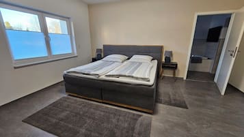 Tabla de planchar con plancha, wifi, ropa de cama