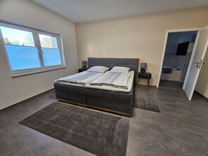 Tabla de planchar con plancha, wifi y ropa de cama 