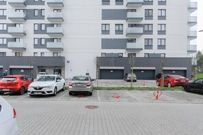 Eine mehrstöckige Parkgarage mit mehreren parkenden Autos.