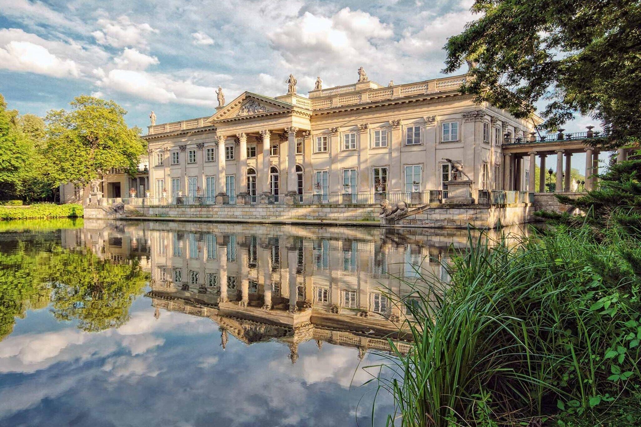 Un bâtiment de style classique, doté d’une façade symétrique, de grandes fenêtres et d’une entrée centrale.