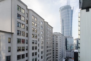 Ein mehrgeschossiges Gebäude mit moderner Architektur, das eine geschwungene Fassade und viele Fenster aufweist.