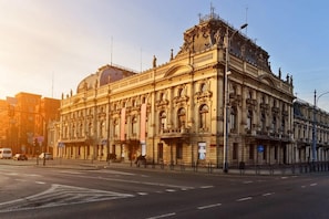 Ein historisches Gebäude mit klassischer Architektur, an einer Straßenecke gelegen.