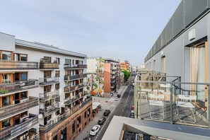 A multi-story building with balconies, a street view, and a colorful mural on the side. - Warsaw Flat near Praga Park (Warszawa 2)