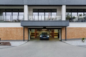 Ein moderner Gebäudeeingang, in dem ein Auto geparkt ist.