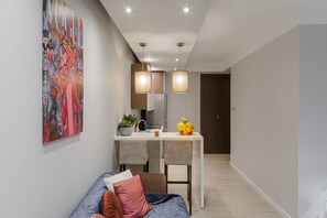 Een modern interieur met een bank, een eethoek en een keuken.