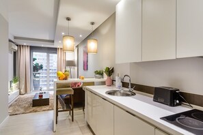Une cuisine moderne dotée d’un îlot central intégré, d’un évier et d’un grille-pain.