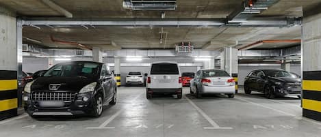 Un estacionamiento de varios niveles con automóviles en los espacios asignados.