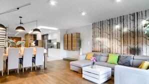 Una sala de estar moderna con un sof á, un reposapiés y una mesa de centro.