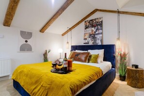 Ein Schlafzimmer mit einem Bett, einem Wandbild und einem Poster.